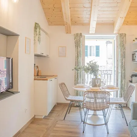 In Piazza * 莫内利亚