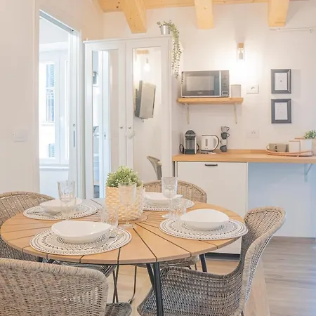 Apartment In Piazza Moneglia